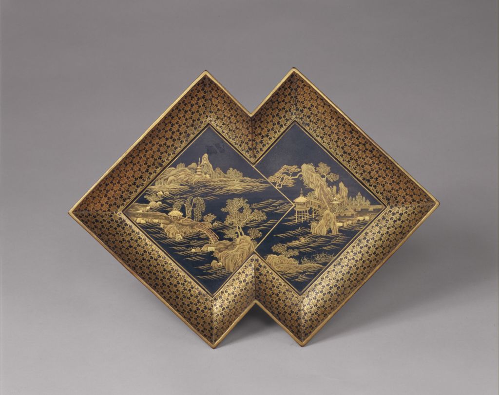 图片[1]-Fangsheng style plate with black lacquer and gold landscape patterns-China Archive